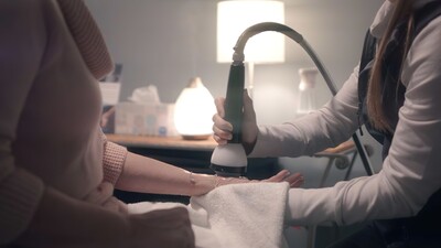 picture of stemwave therapy being performed on a hand