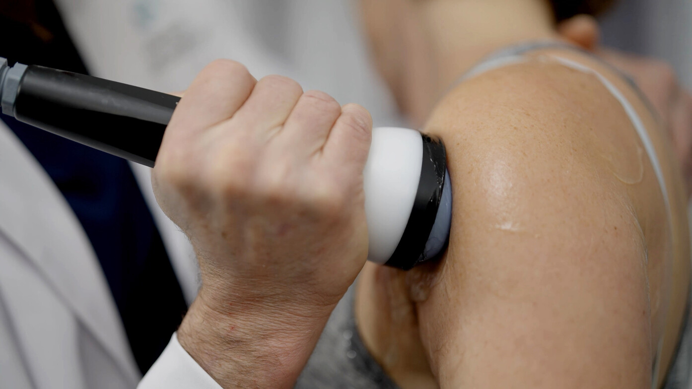 picture of stemwave therapy being applied to the shoulder